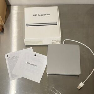 Apple USB SuperDrive in Silver and White